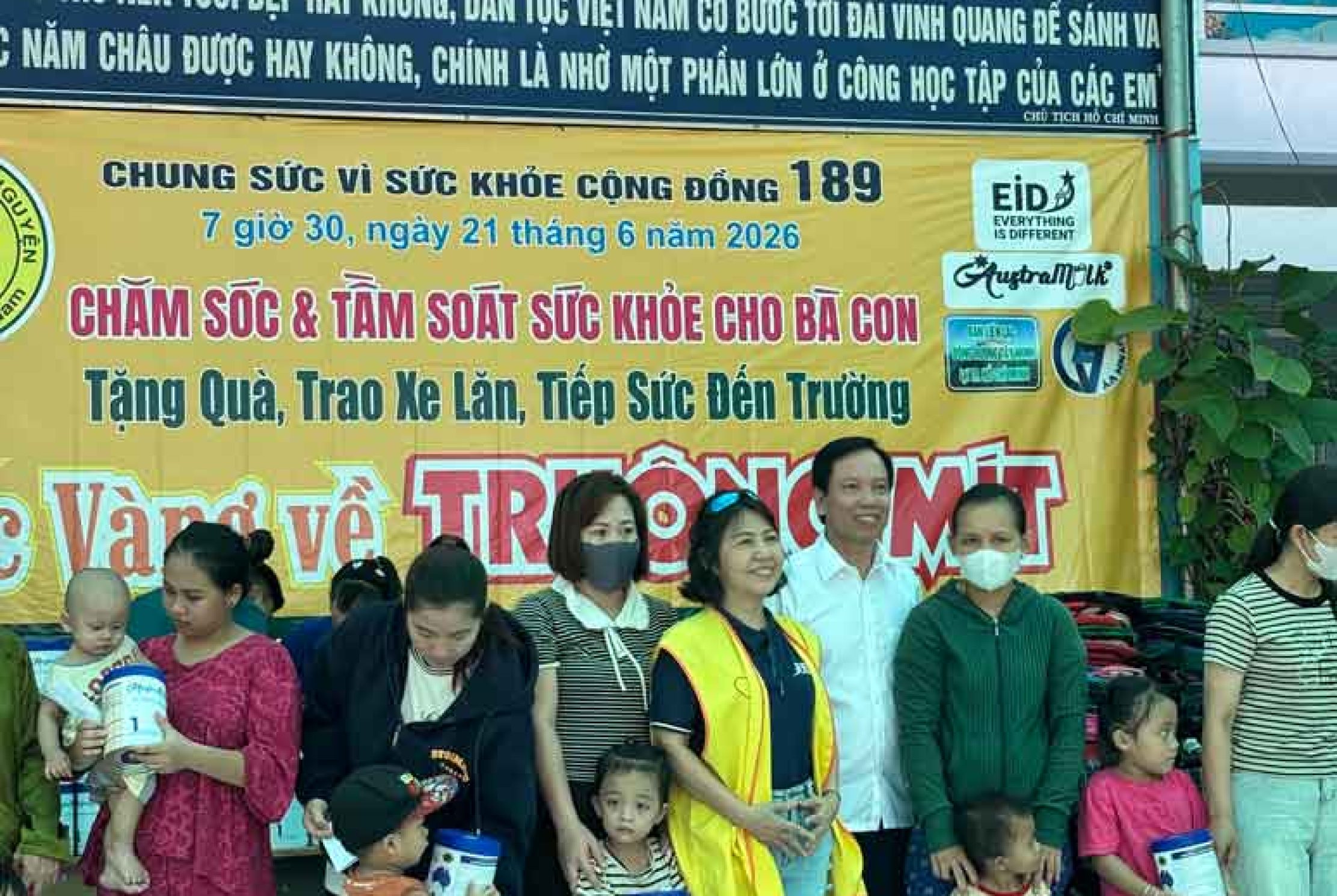 ozzies-marts-cau-noi-chien-luoc-chuong-trinh-duoc-su-tham-du-va-phat-qua-cua-ong-mai-van-dung-pgd-so-y-te-tay-ninh-5839